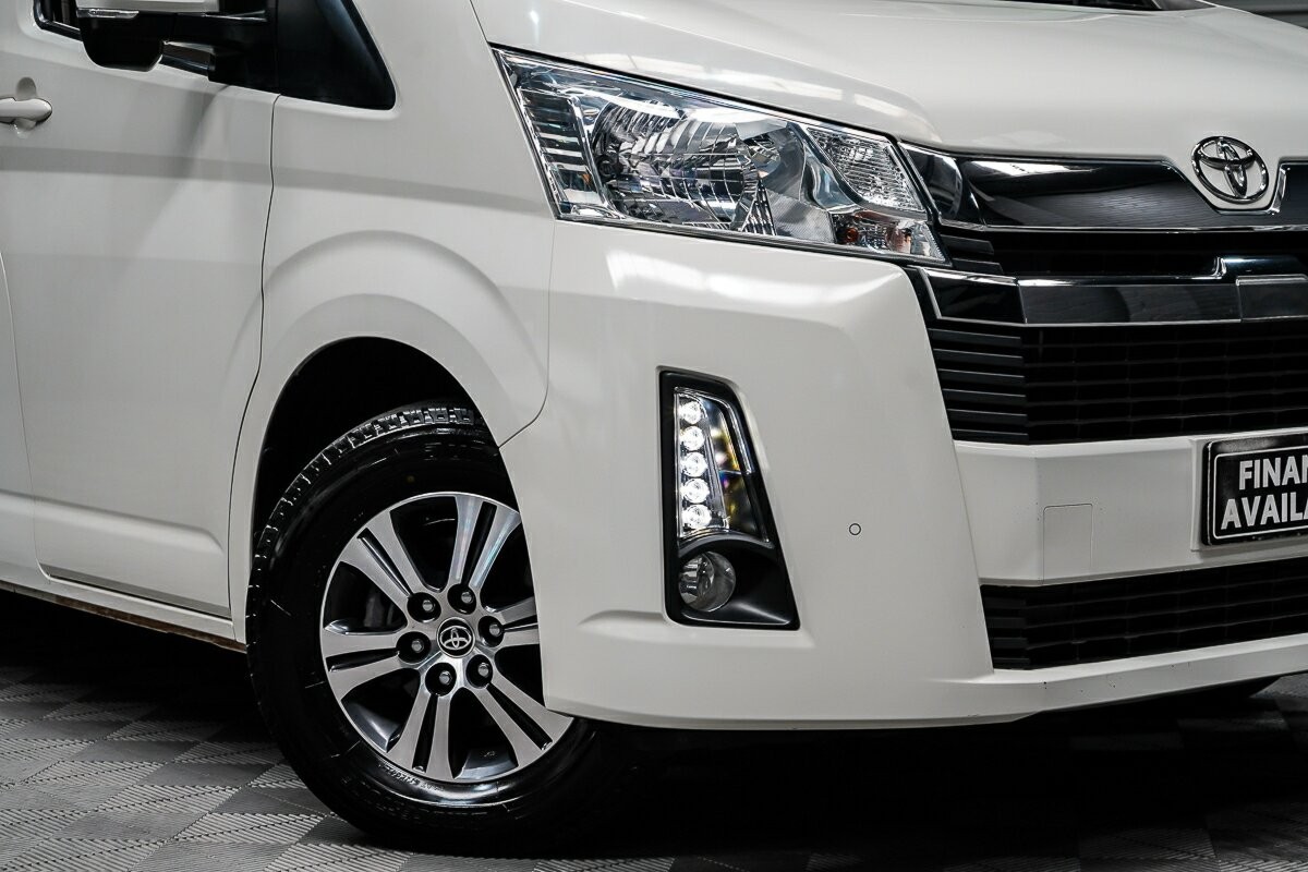 Toyota Hiace image 2