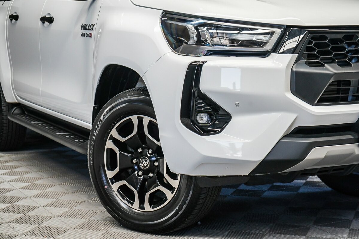 Toyota Hilux image 2