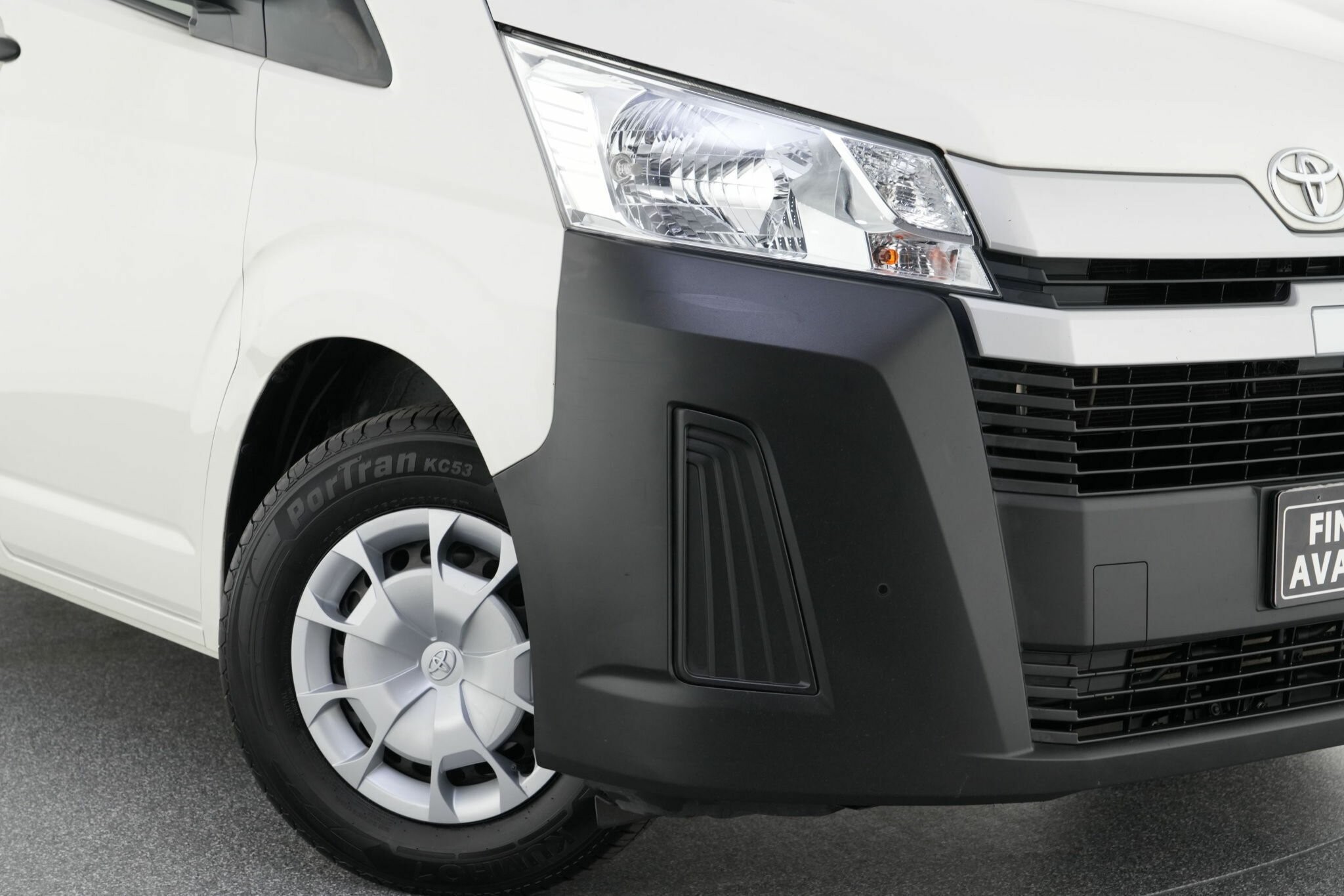 Toyota Hiace image 2