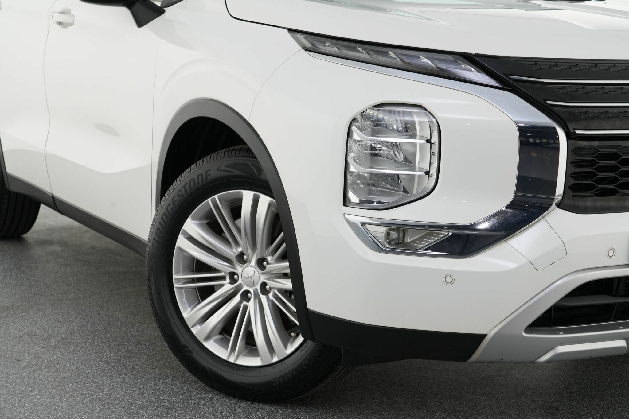 Mitsubishi Outlander image 2