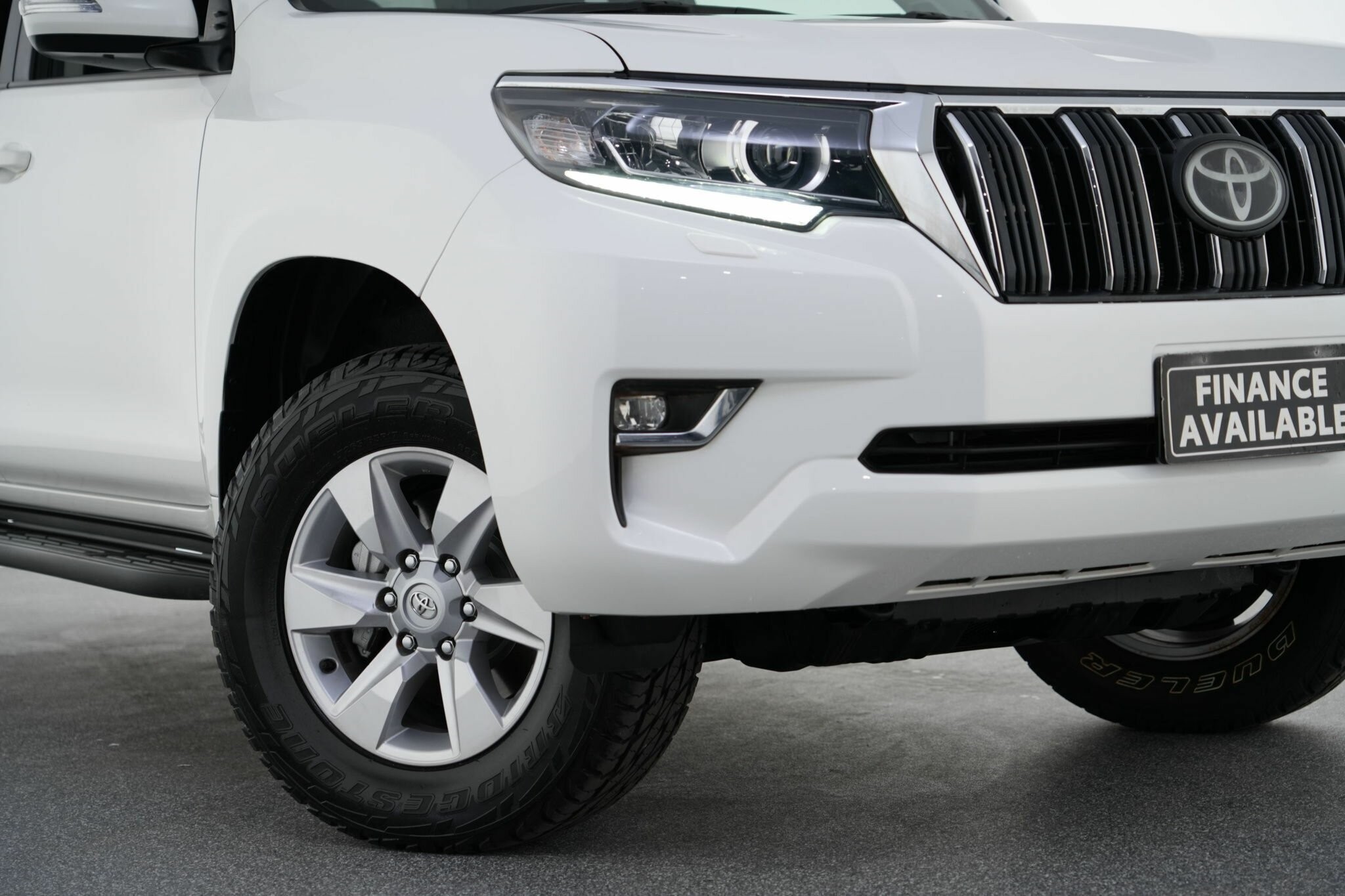 Toyota Landcruiser Prado image 2