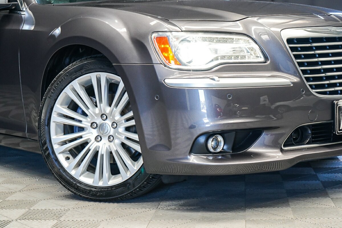 Chrysler 300 image 2