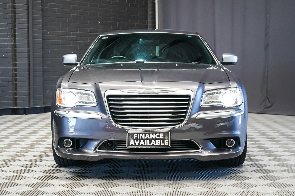 Chrysler 300 image 3