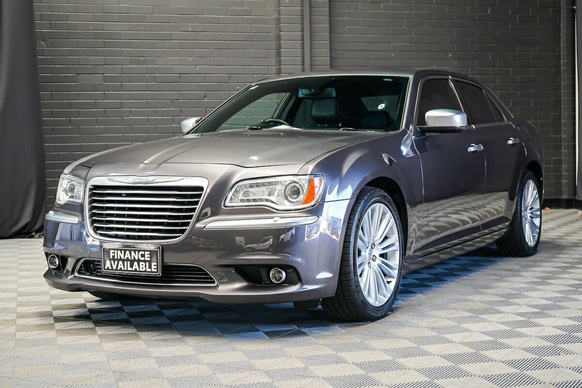 Chrysler 300 image 4