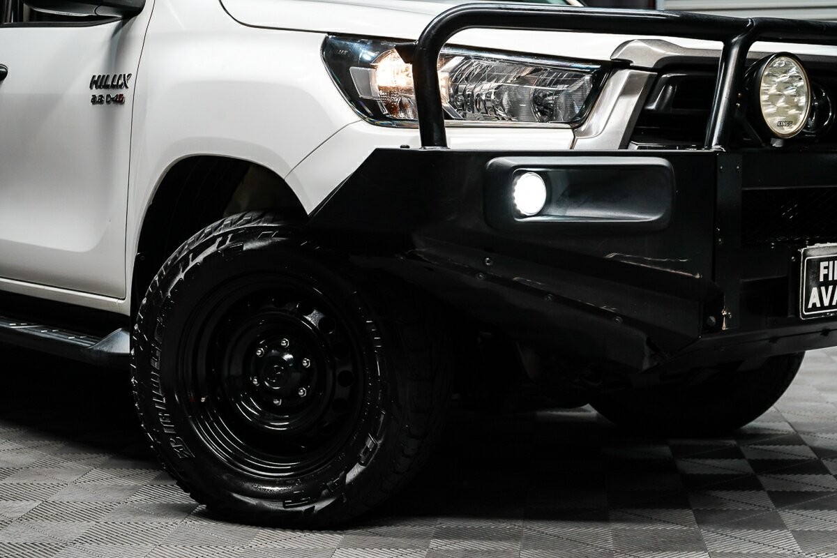 Toyota Hilux image 2