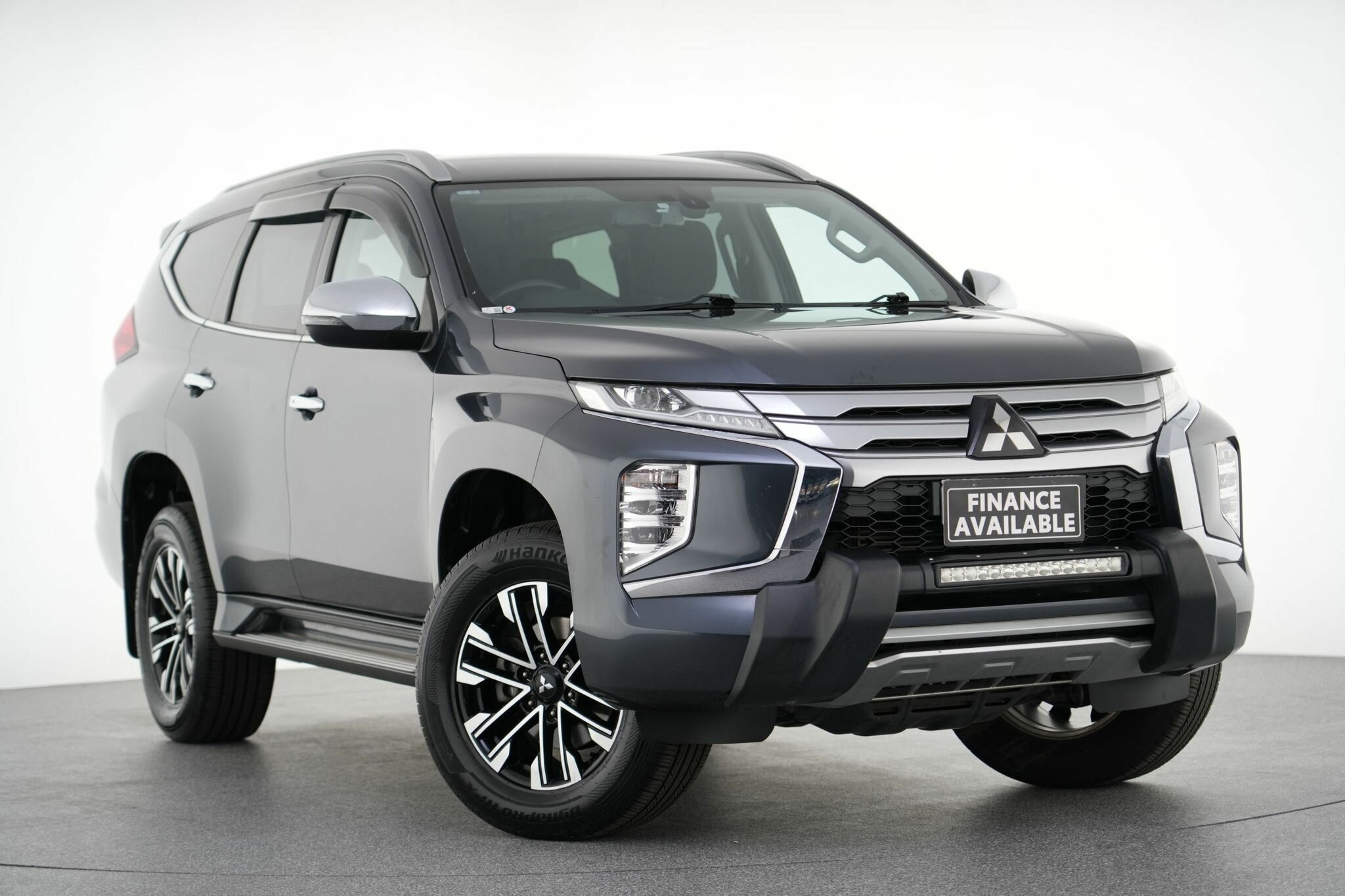 Mitsubishi Pajero Sport image 1
