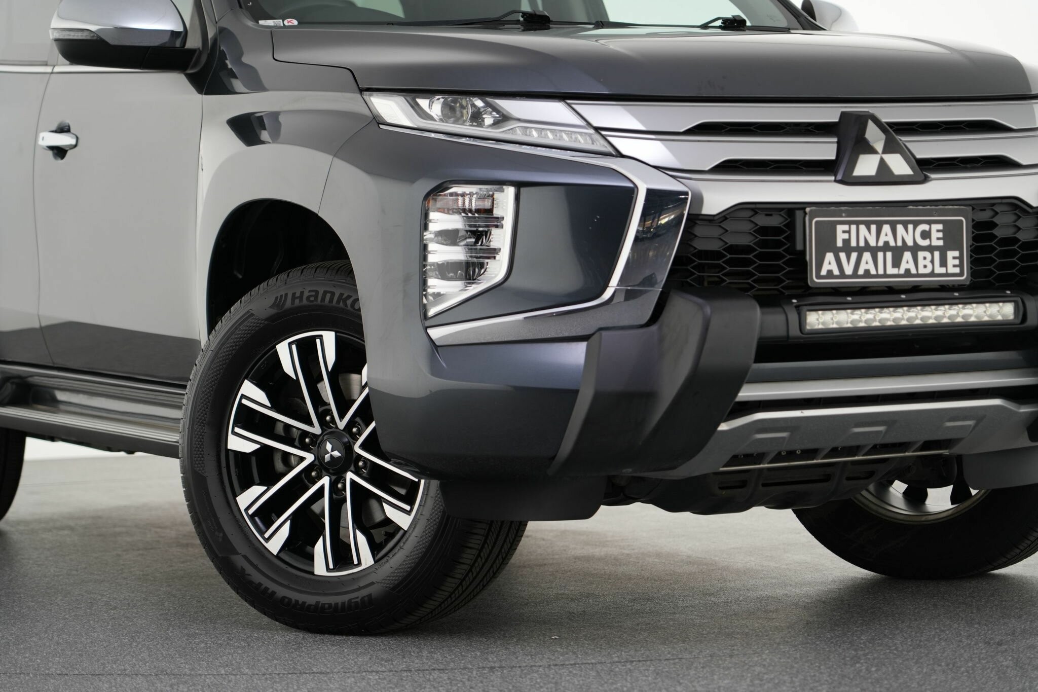 Mitsubishi Pajero Sport image 2