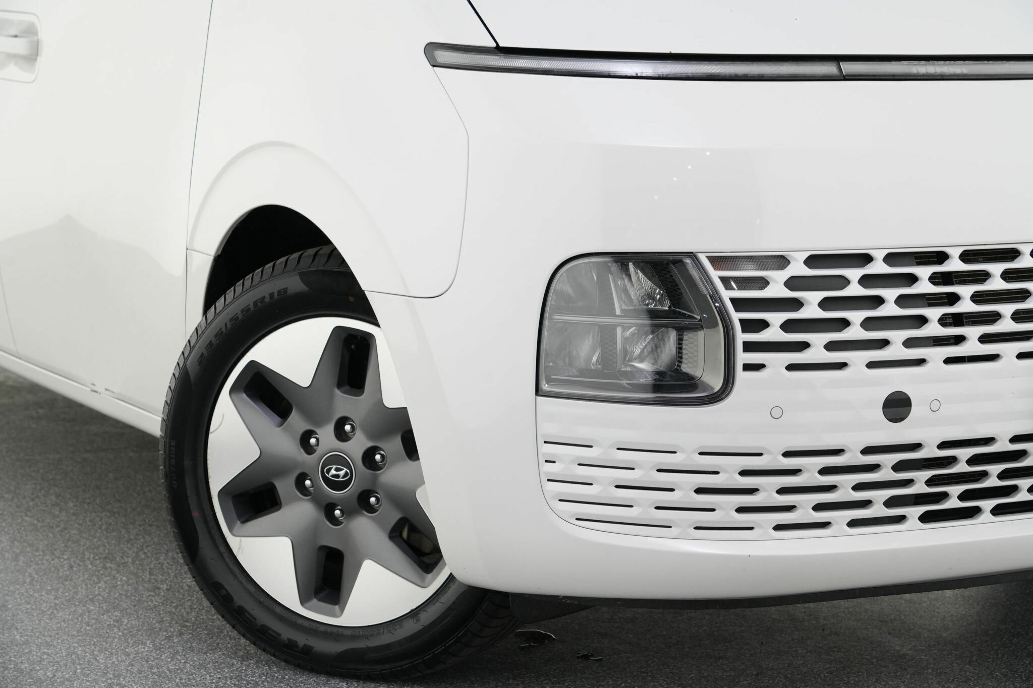 Hyundai Staria image 2