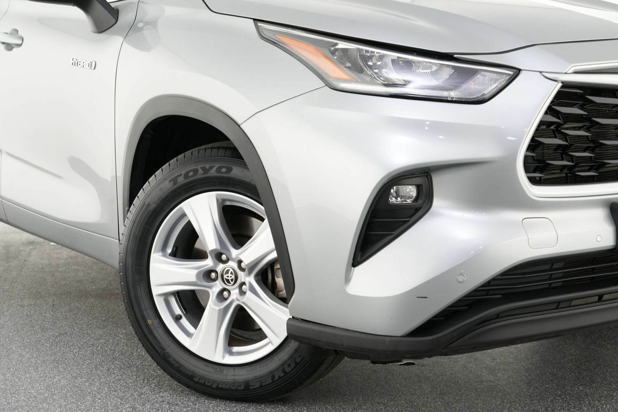 Toyota Kluger image 2