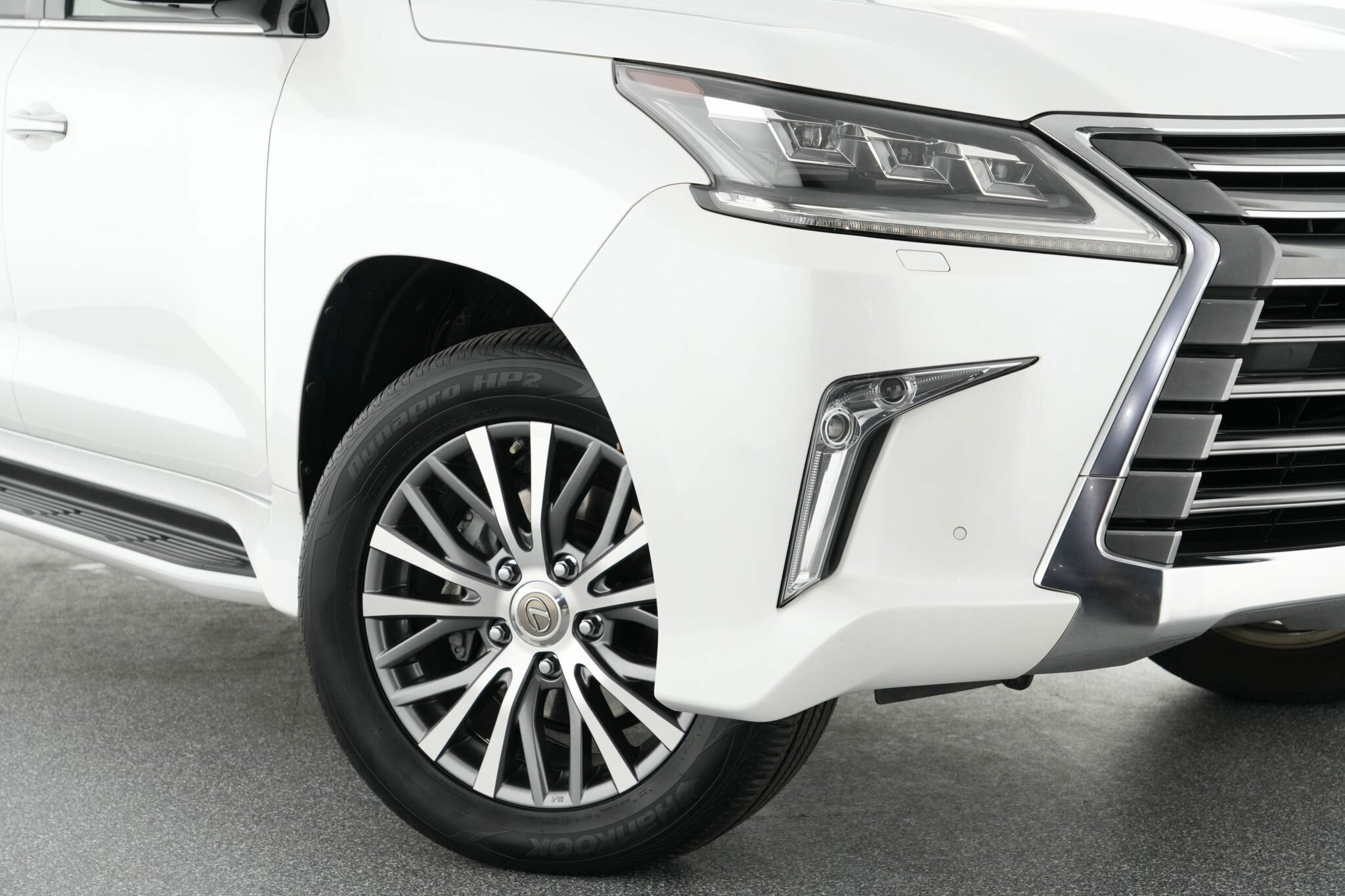Lexus Lx image 2