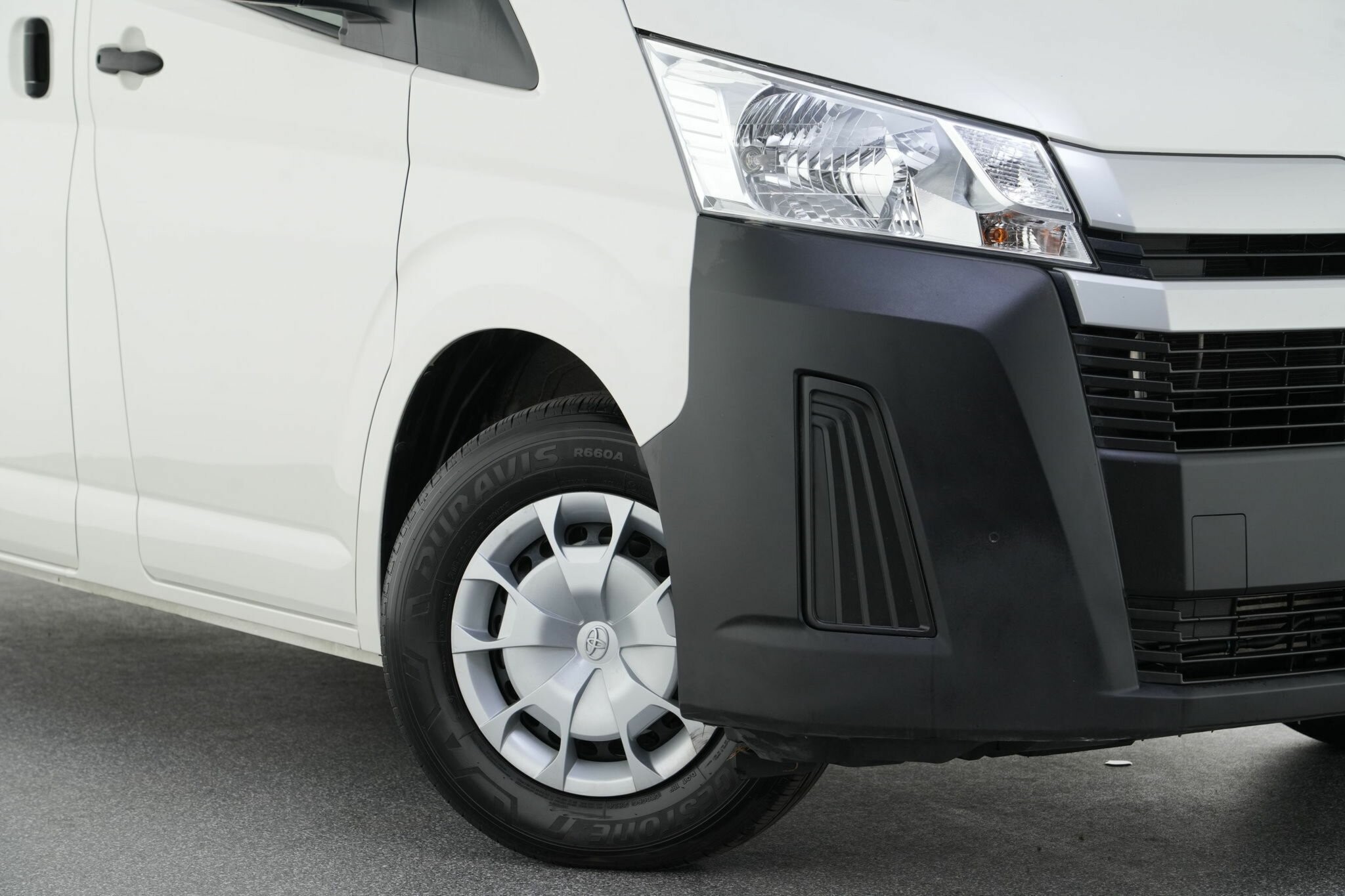 Toyota Hiace image 2