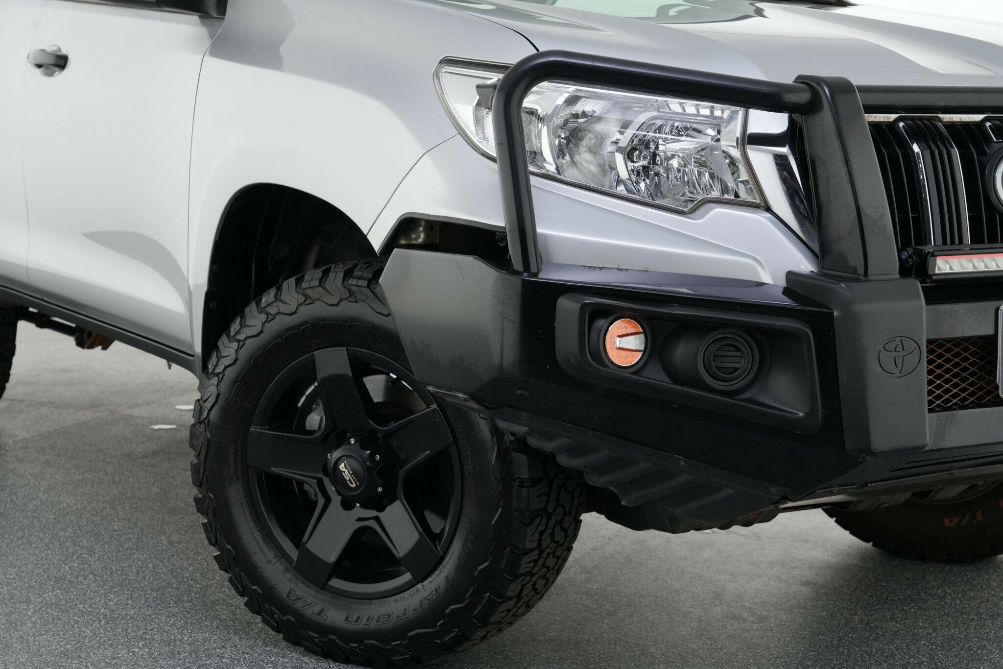 Toyota Landcruiser Prado image 2