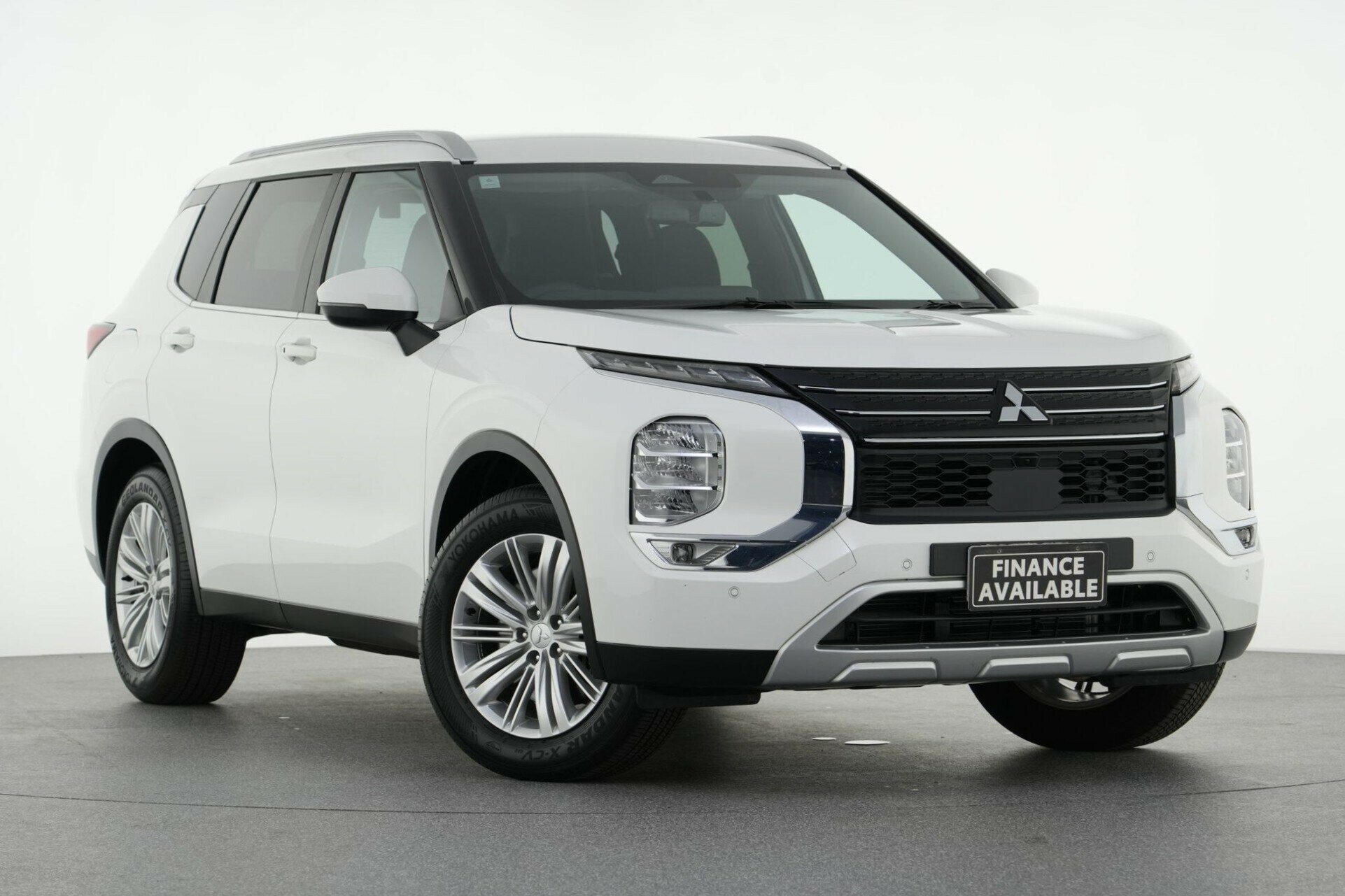 Mitsubishi Outlander image 1