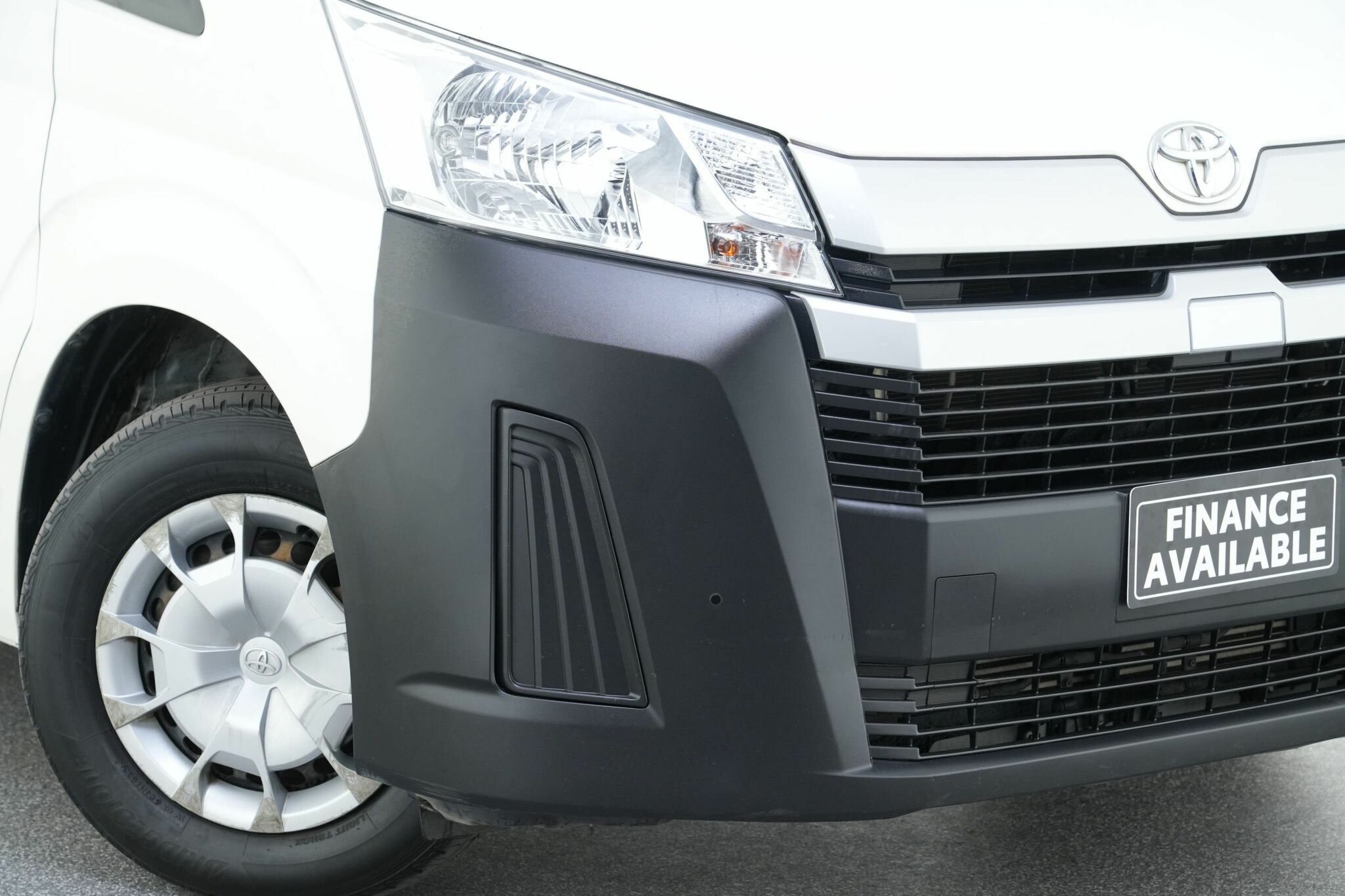 Toyota Hiace image 2