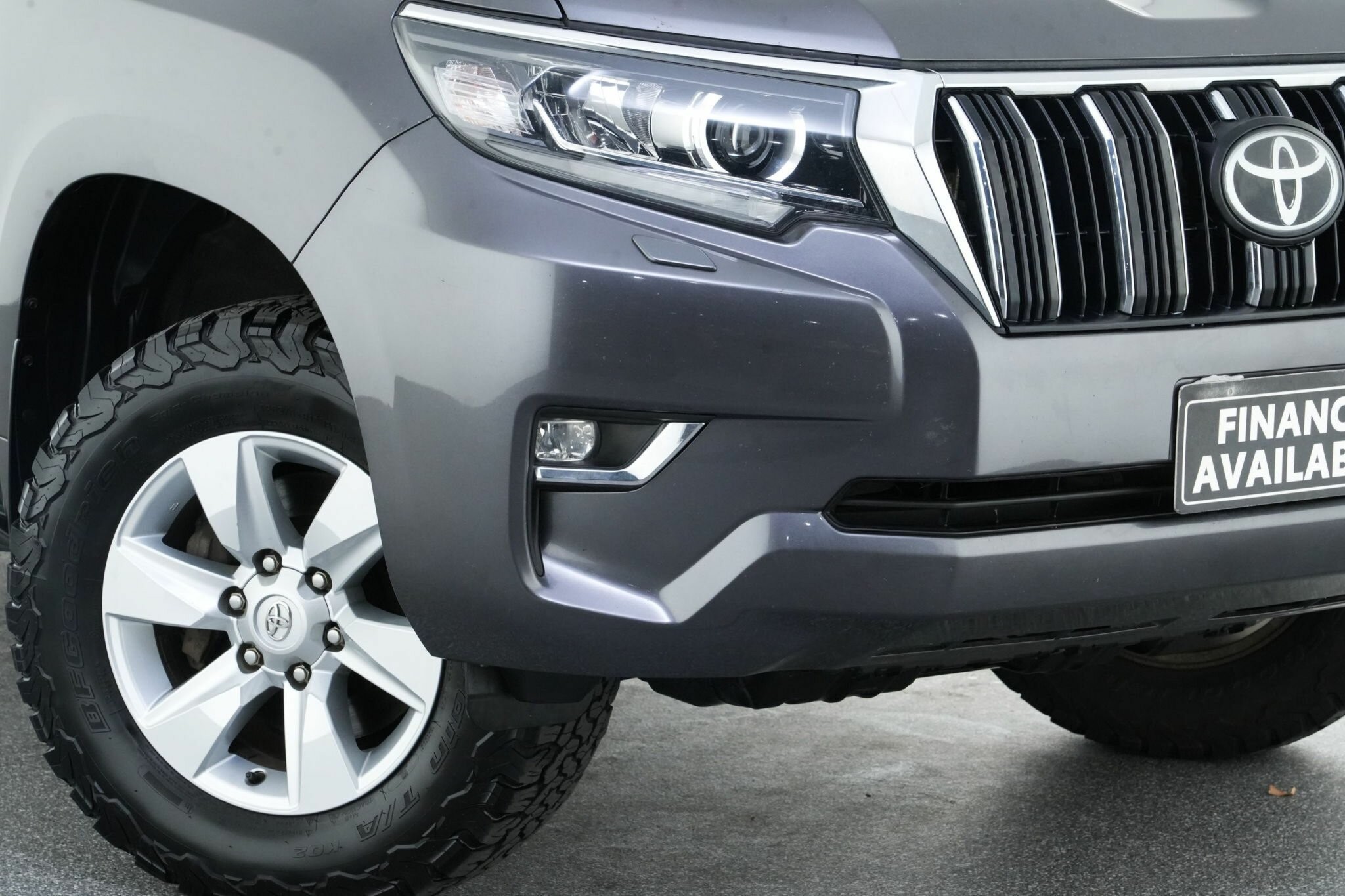 Toyota Landcruiser Prado image 2