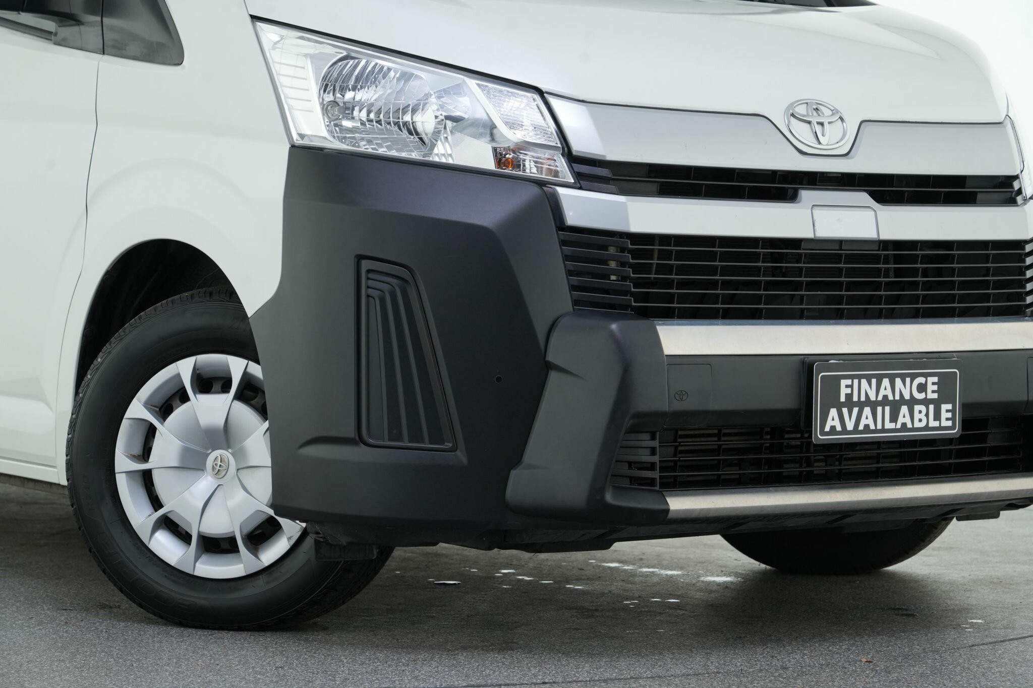 Toyota Hiace image 2