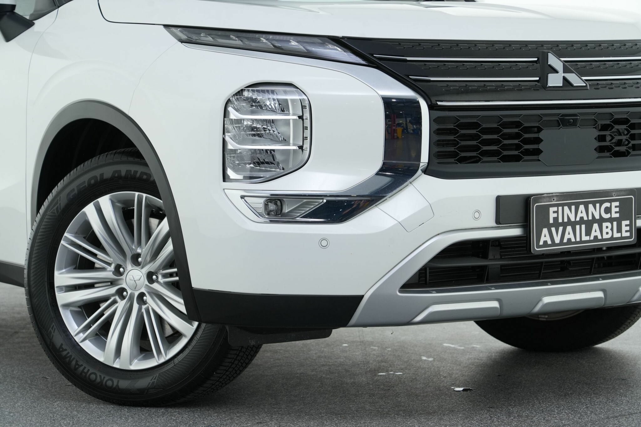 Mitsubishi Outlander image 2