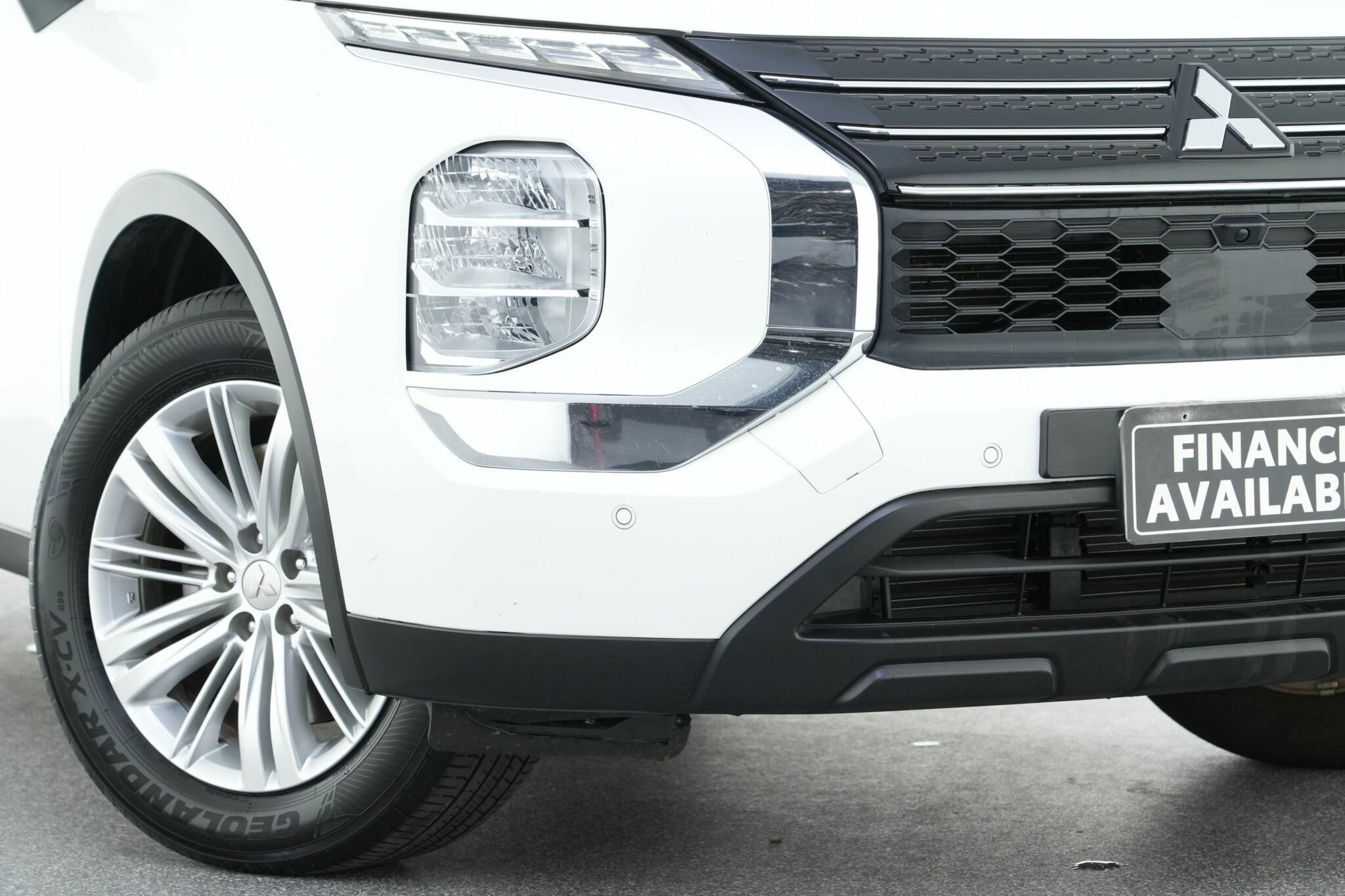 Mitsubishi Outlander image 2