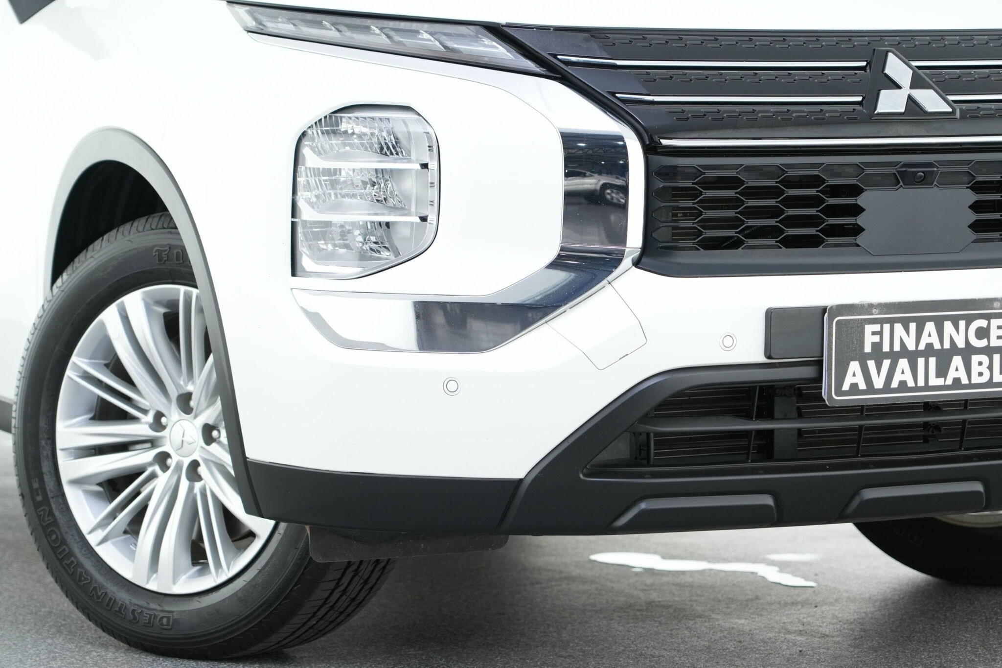 Mitsubishi Outlander image 2