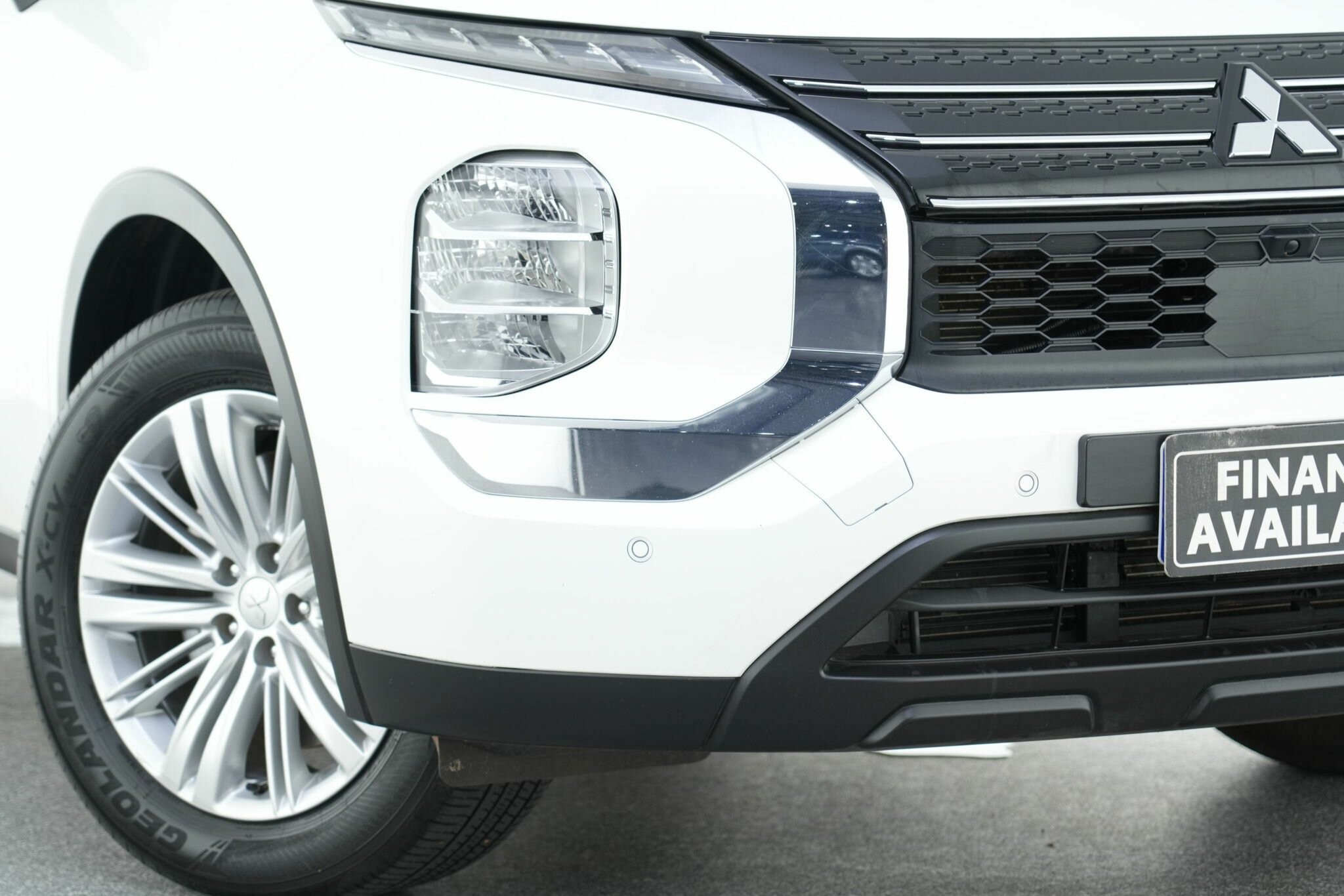 Mitsubishi Outlander image 2