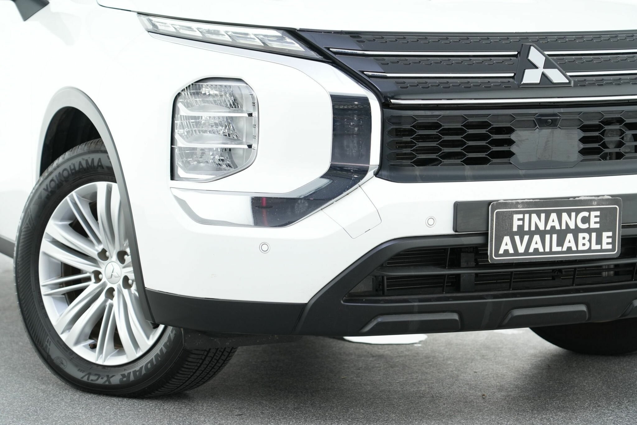 Mitsubishi Outlander image 2