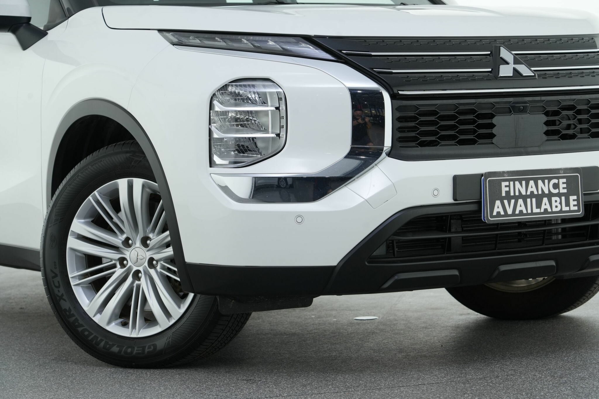 Mitsubishi Outlander image 2