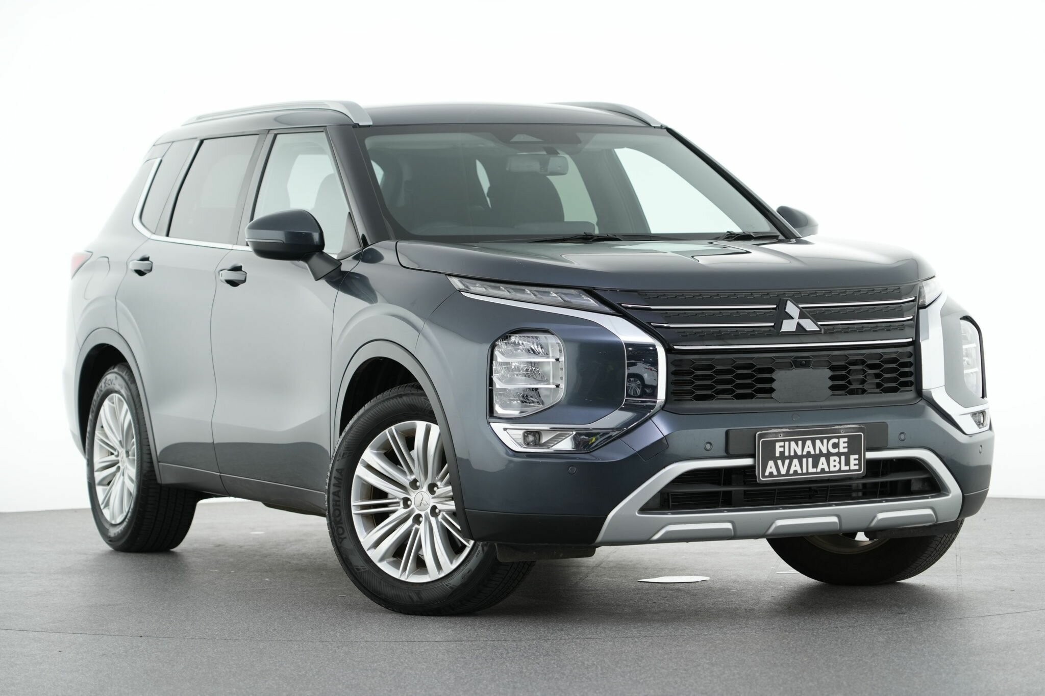 Mitsubishi Outlander image 1