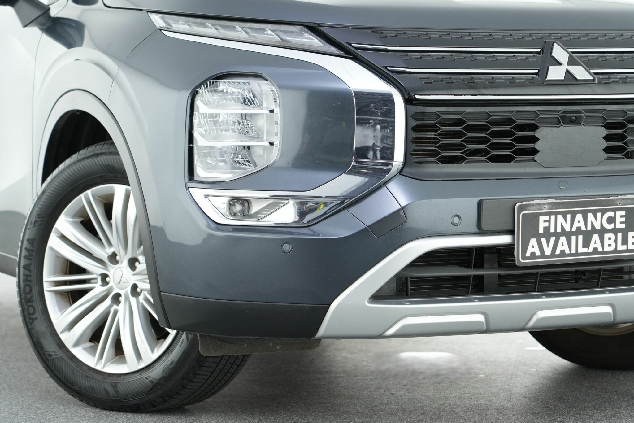 Mitsubishi Outlander image 2