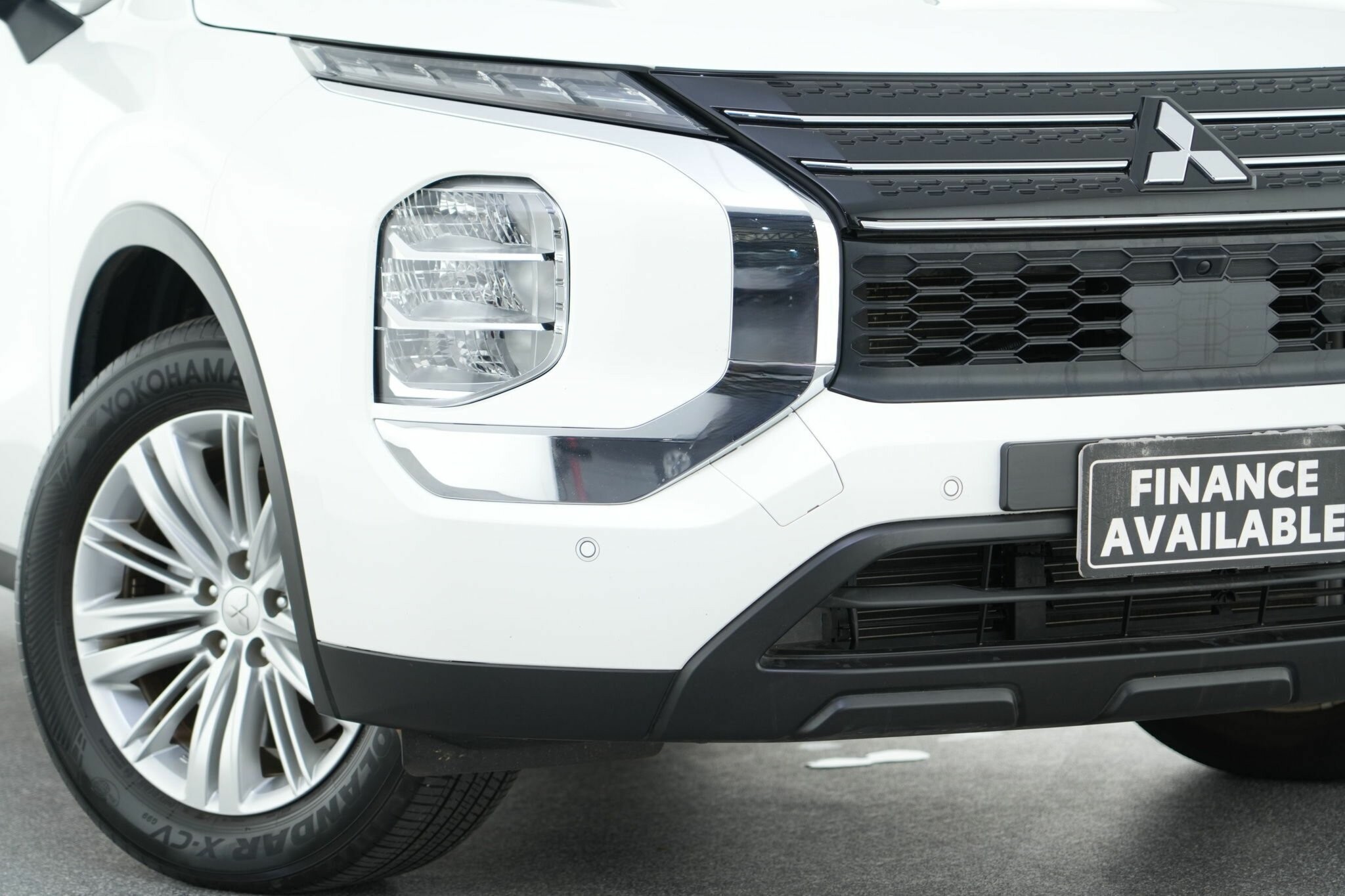 Mitsubishi Outlander image 2