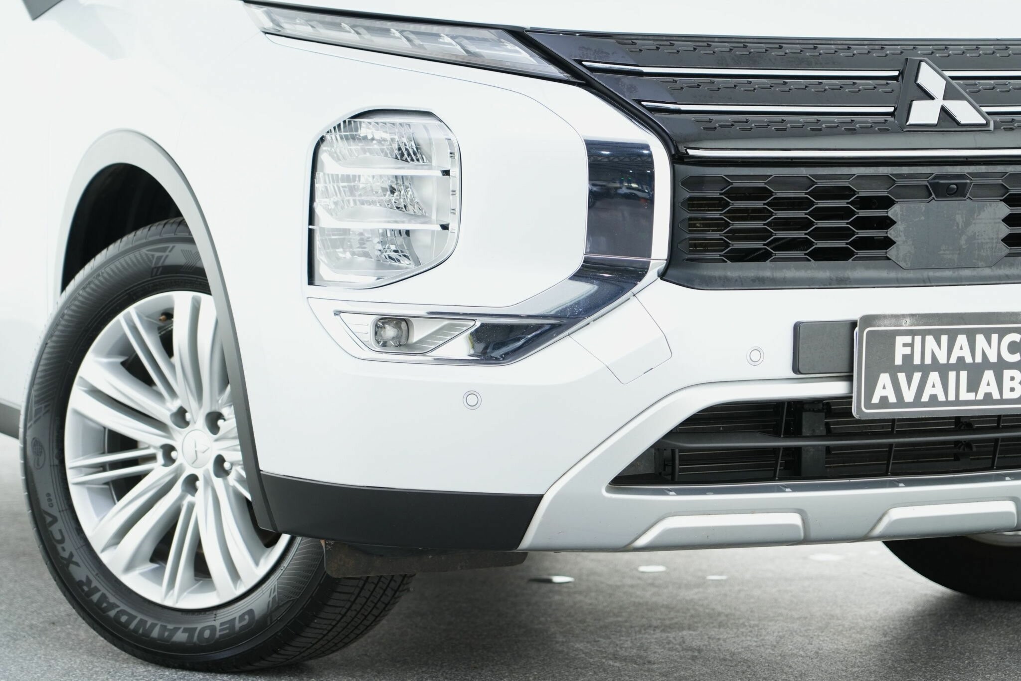 Mitsubishi Outlander image 2