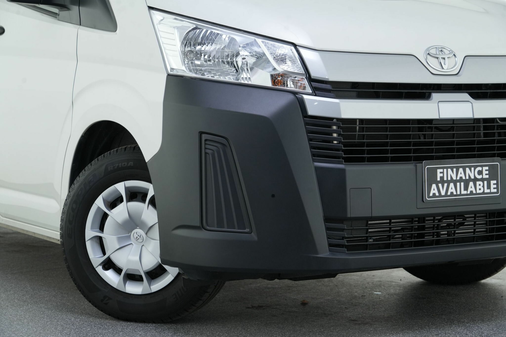 Toyota Hiace image 2