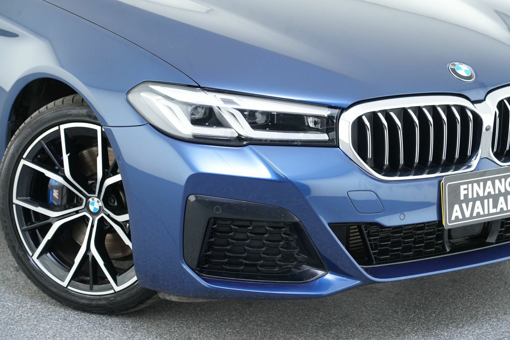 BMW 5 Series image 2