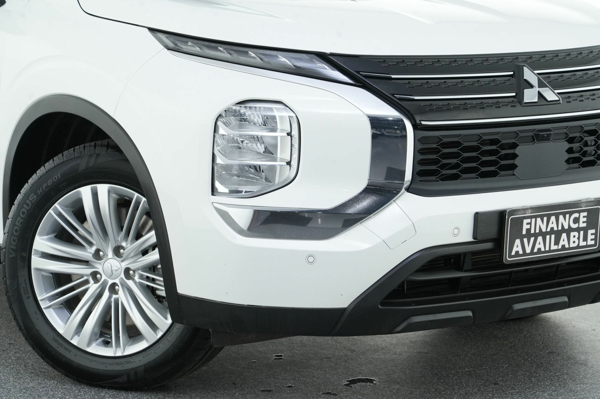 Mitsubishi Outlander image 2