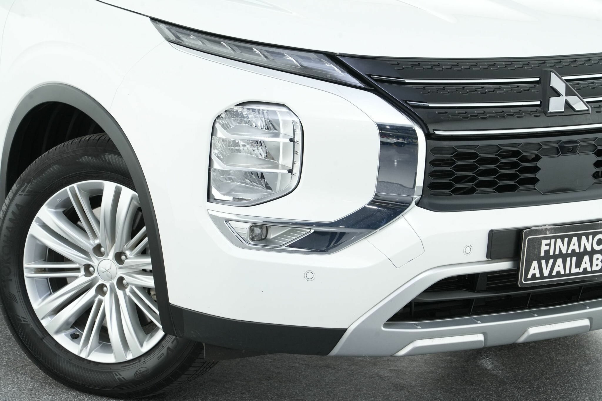 Mitsubishi Outlander image 2