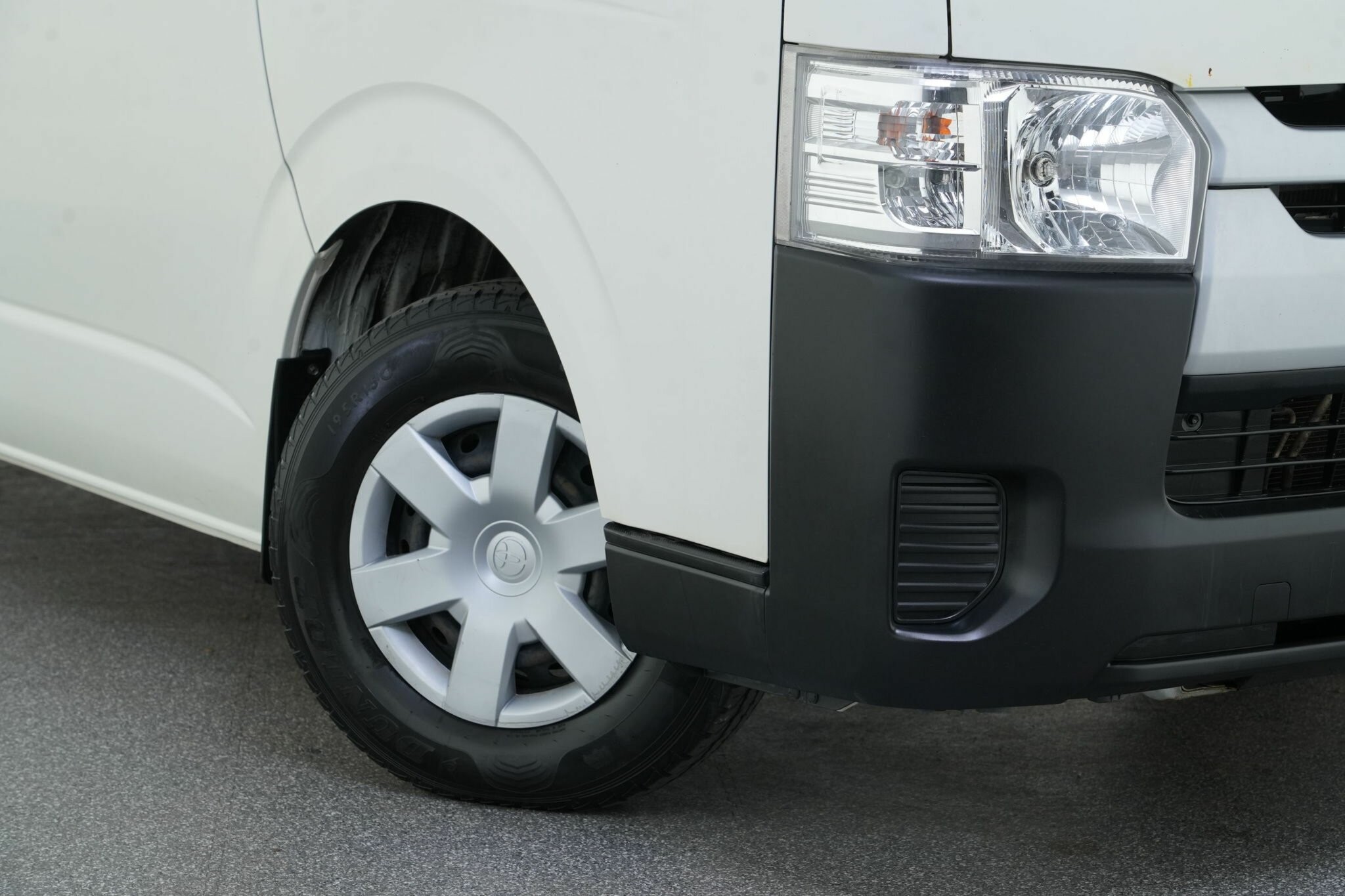 Toyota Hiace image 2