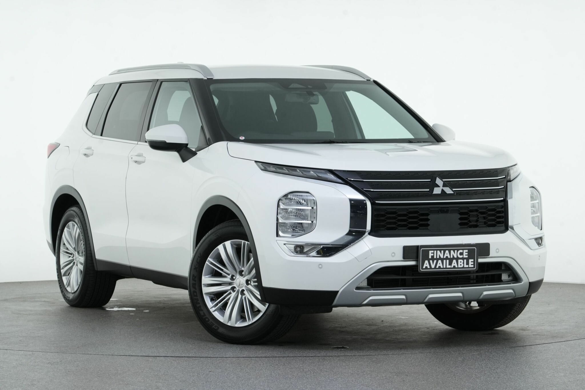 Mitsubishi Outlander image 1