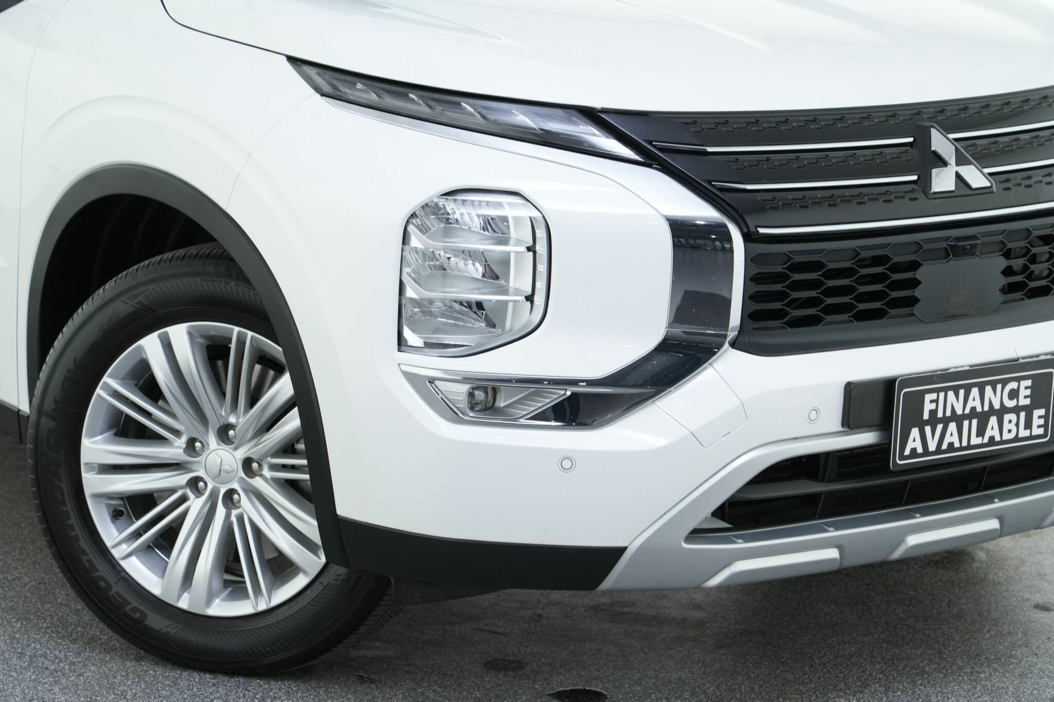 Mitsubishi Outlander image 2