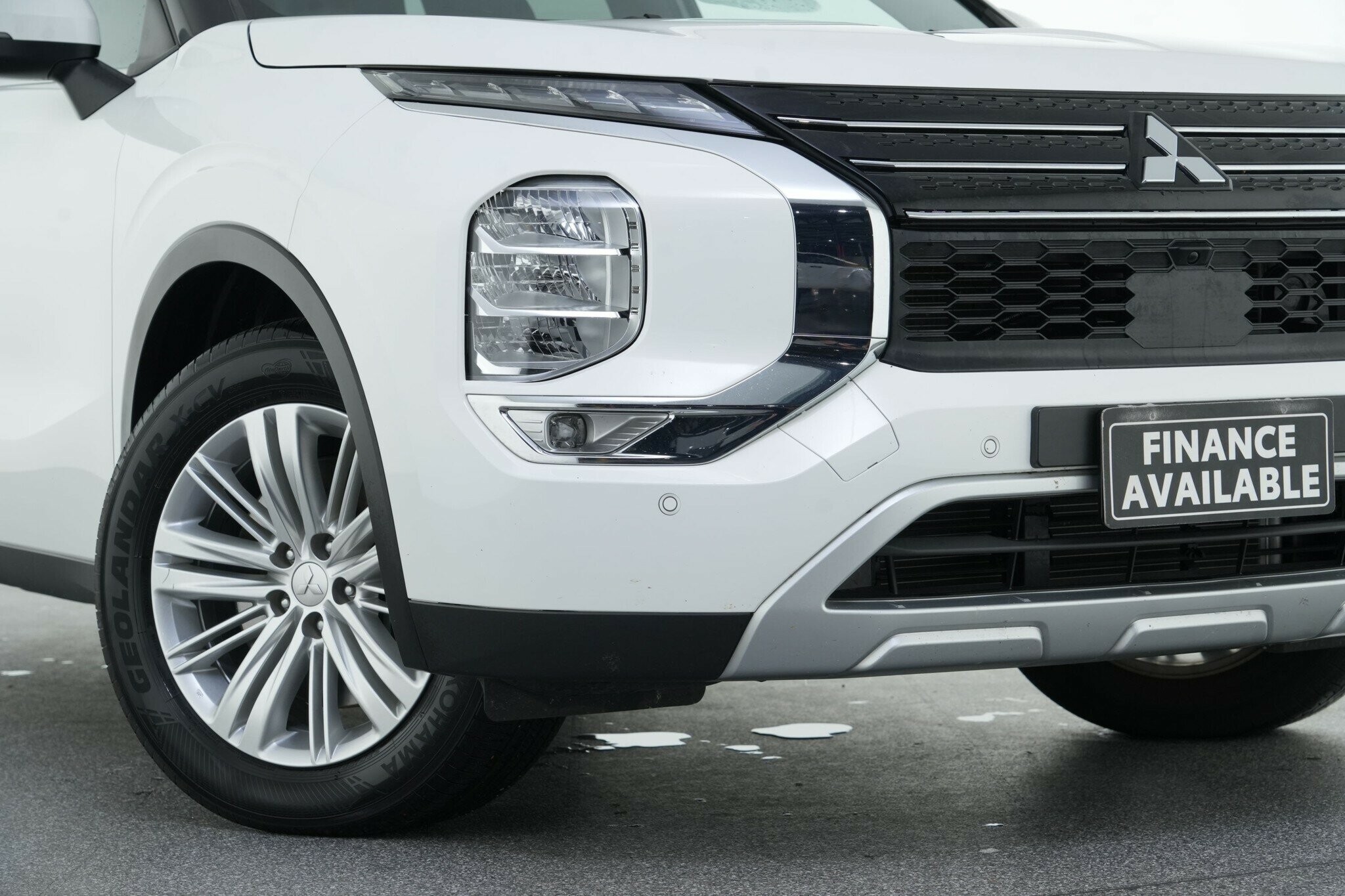 Mitsubishi Outlander image 2