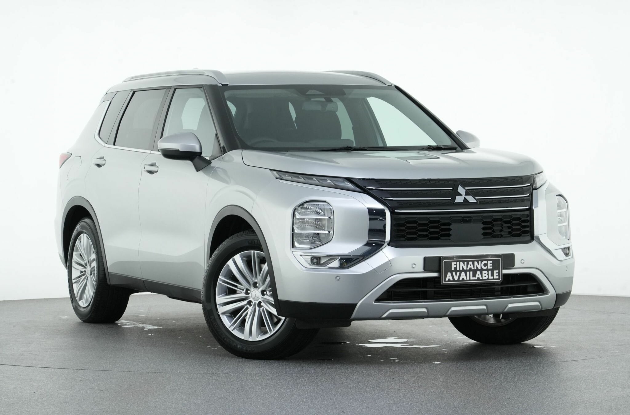 Mitsubishi Outlander image 1