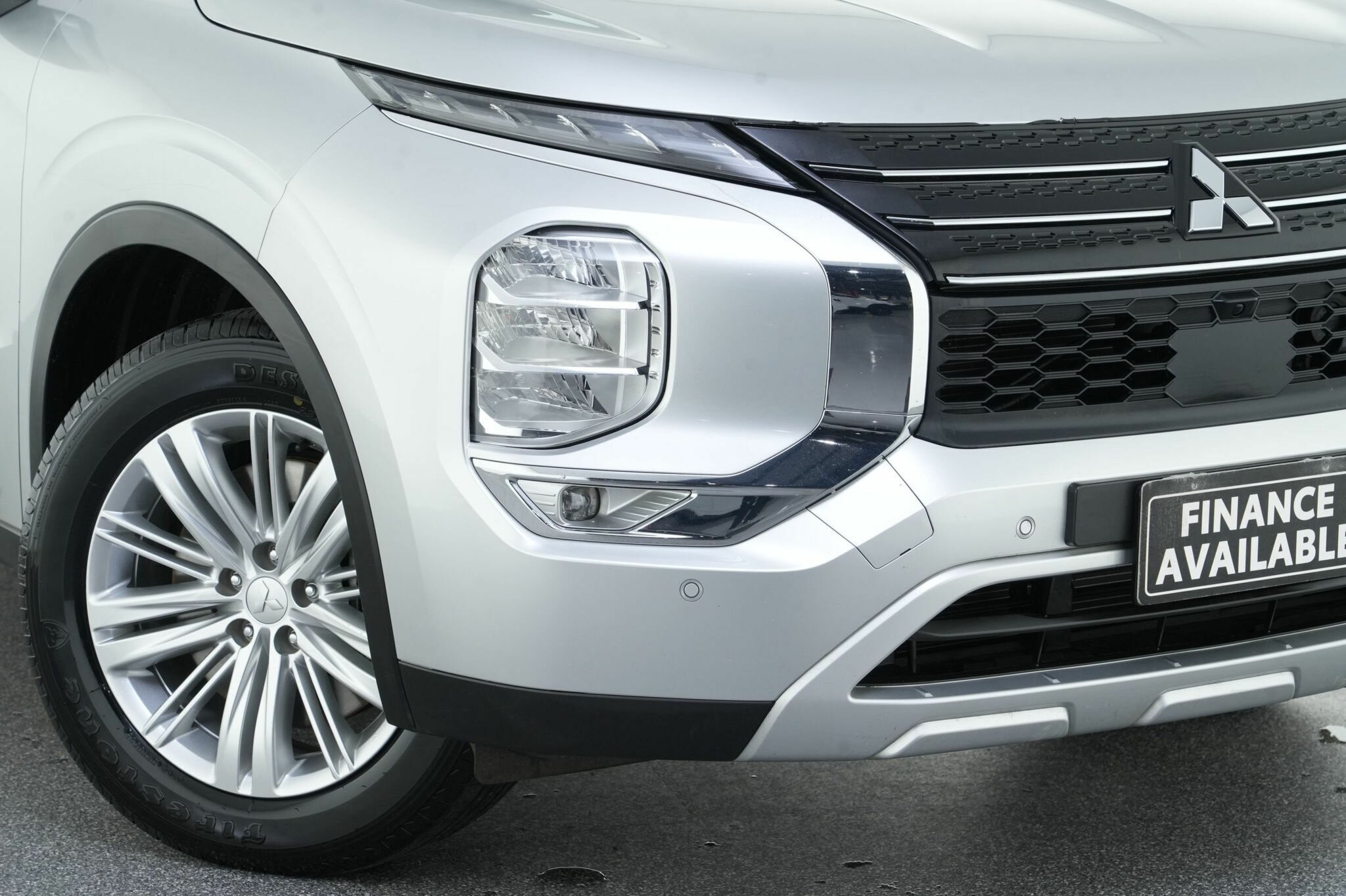 Mitsubishi Outlander image 2