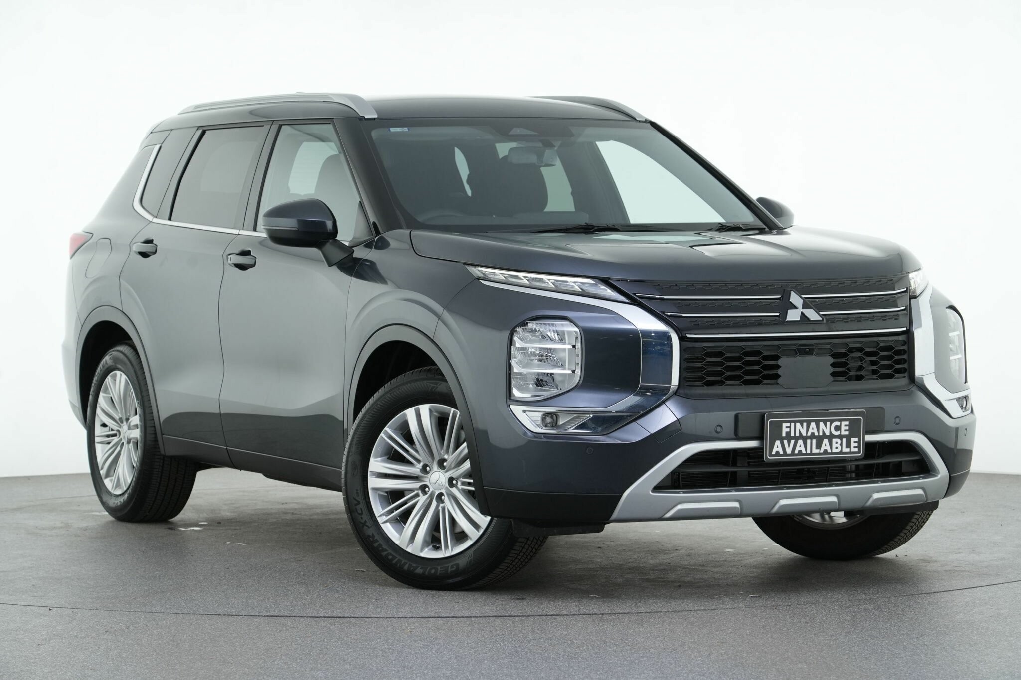 Mitsubishi Outlander image 1