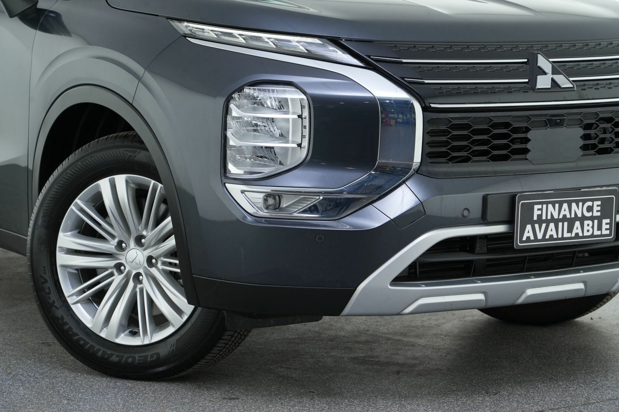 Mitsubishi Outlander image 2