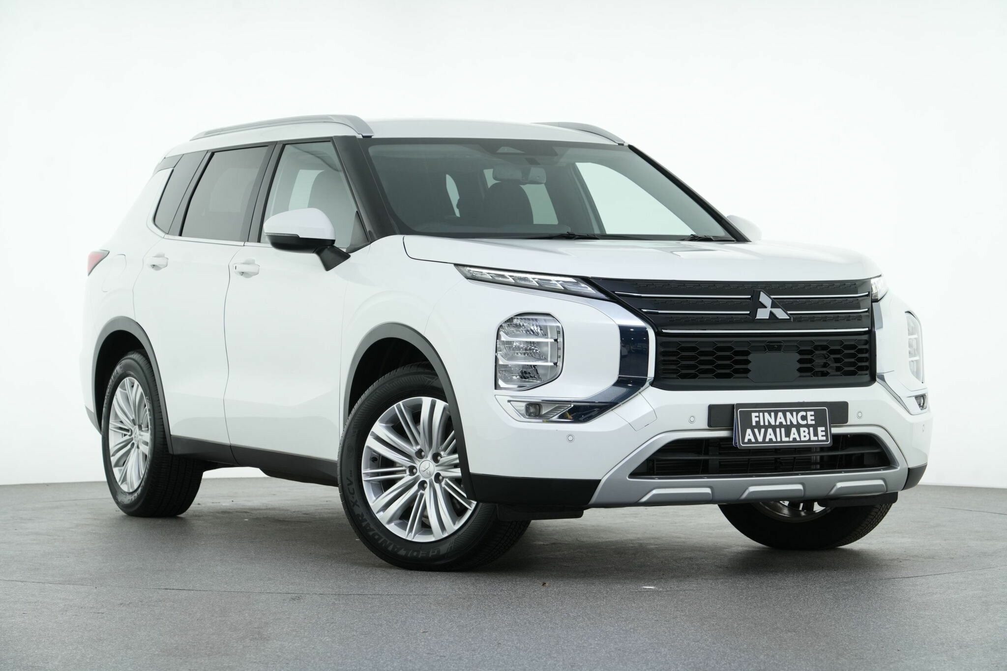 Mitsubishi Outlander image 1