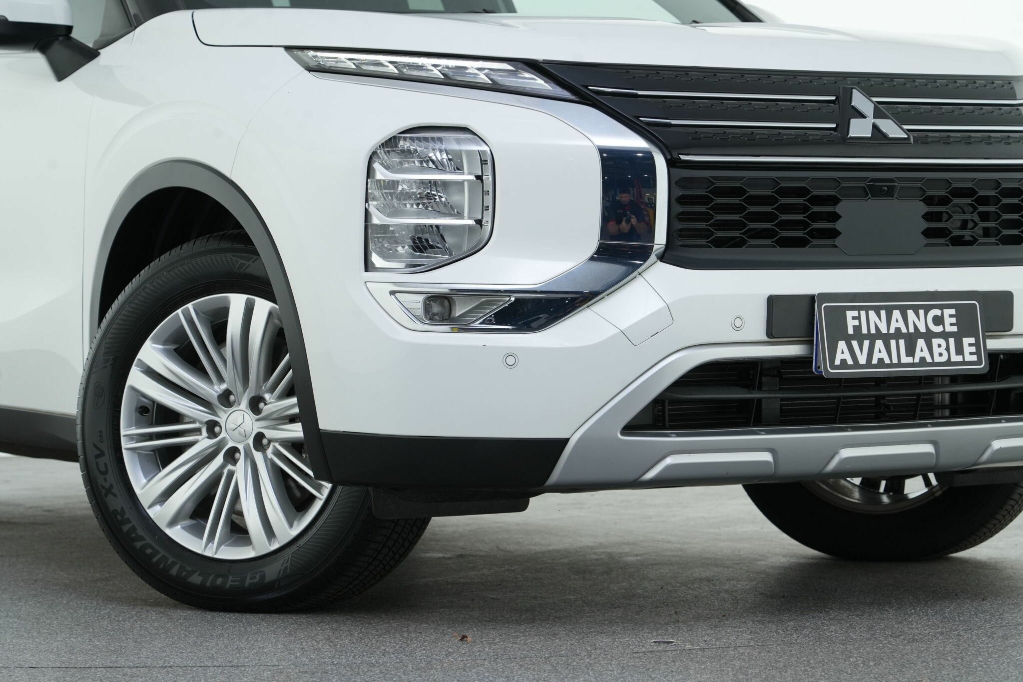 Mitsubishi Outlander image 2