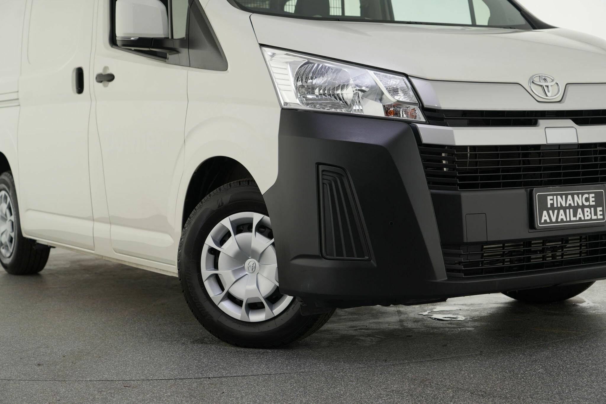 Toyota Hiace image 2
