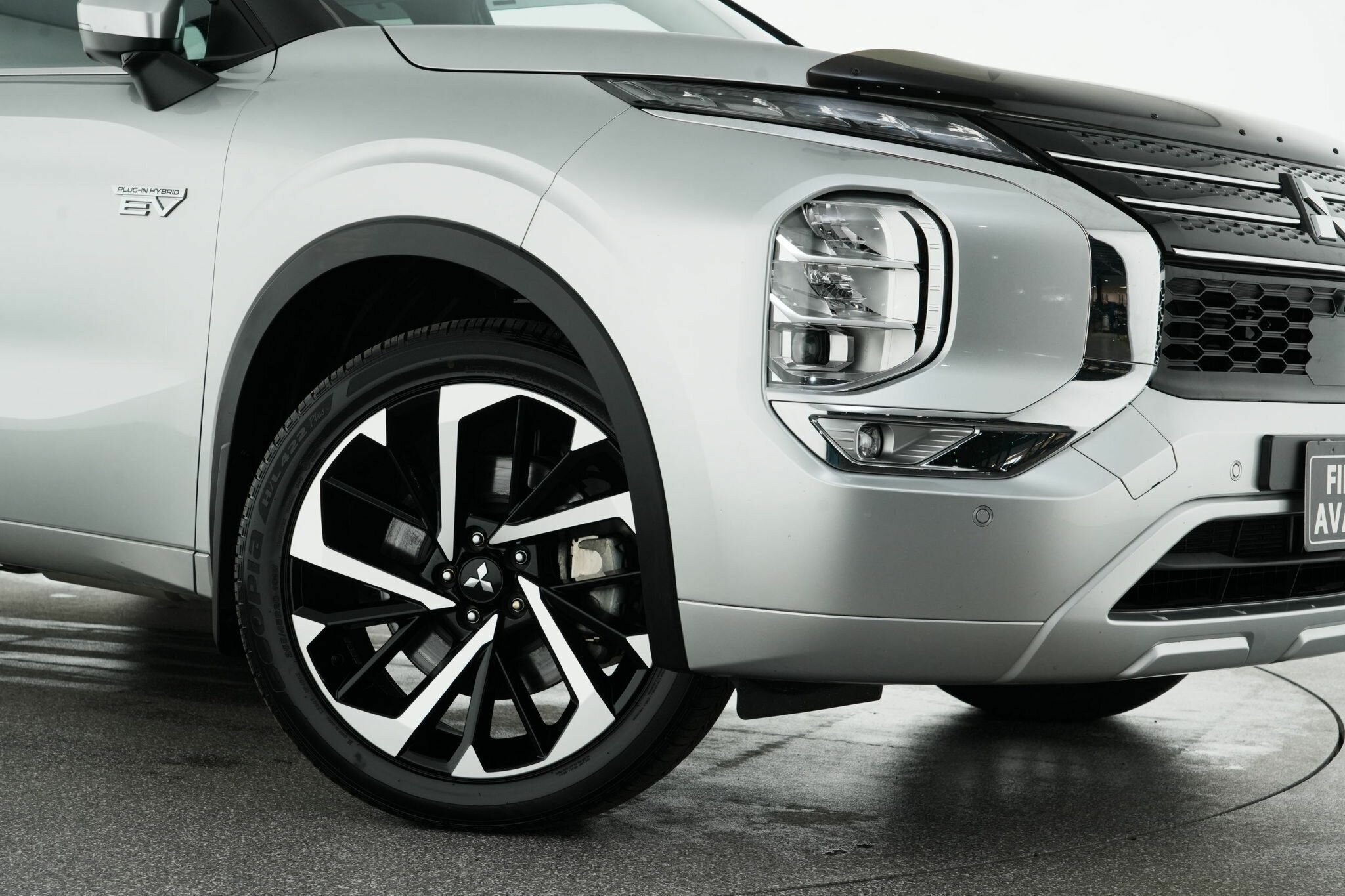 Mitsubishi Outlander image 2