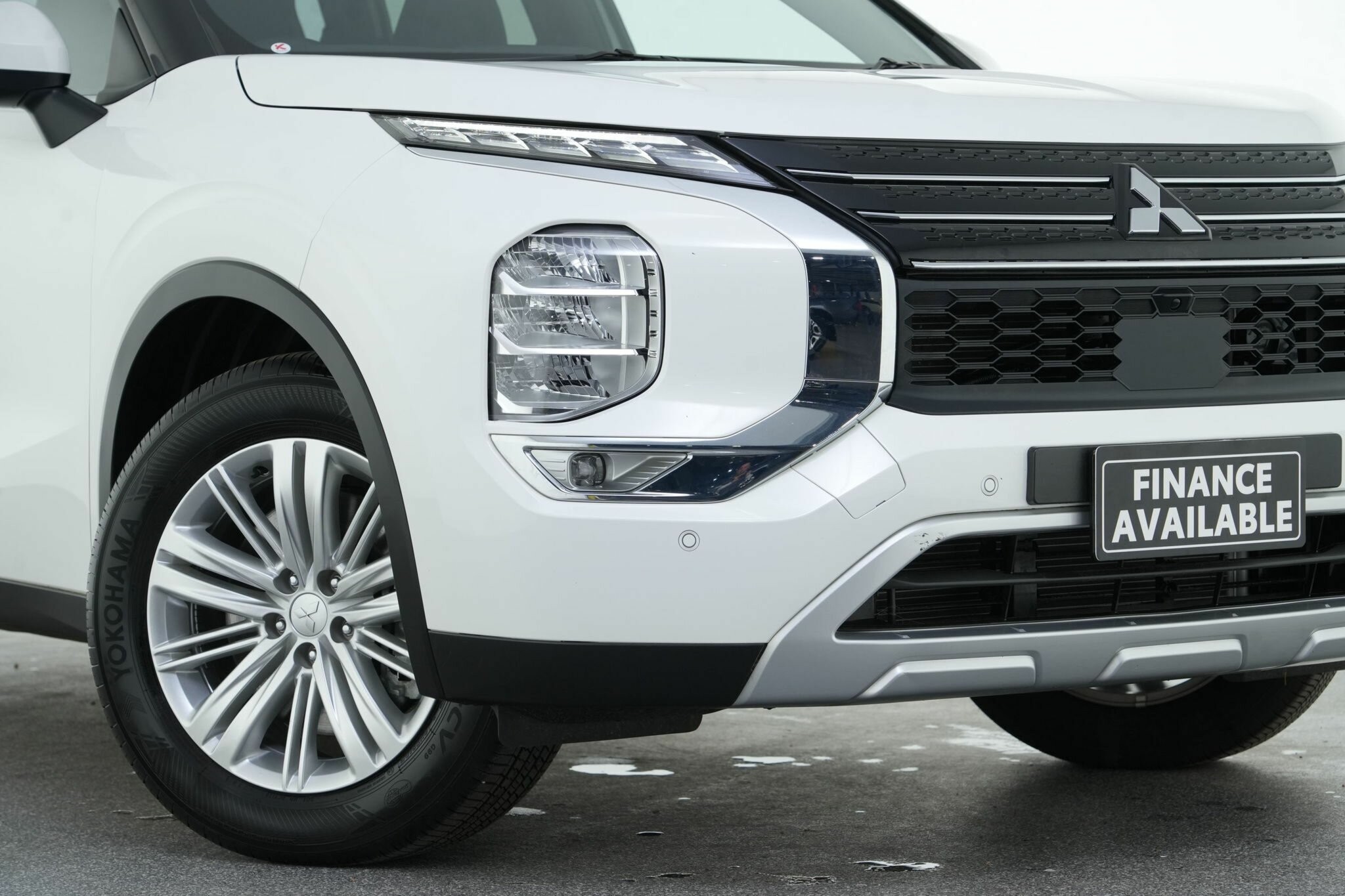 Mitsubishi Outlander image 2
