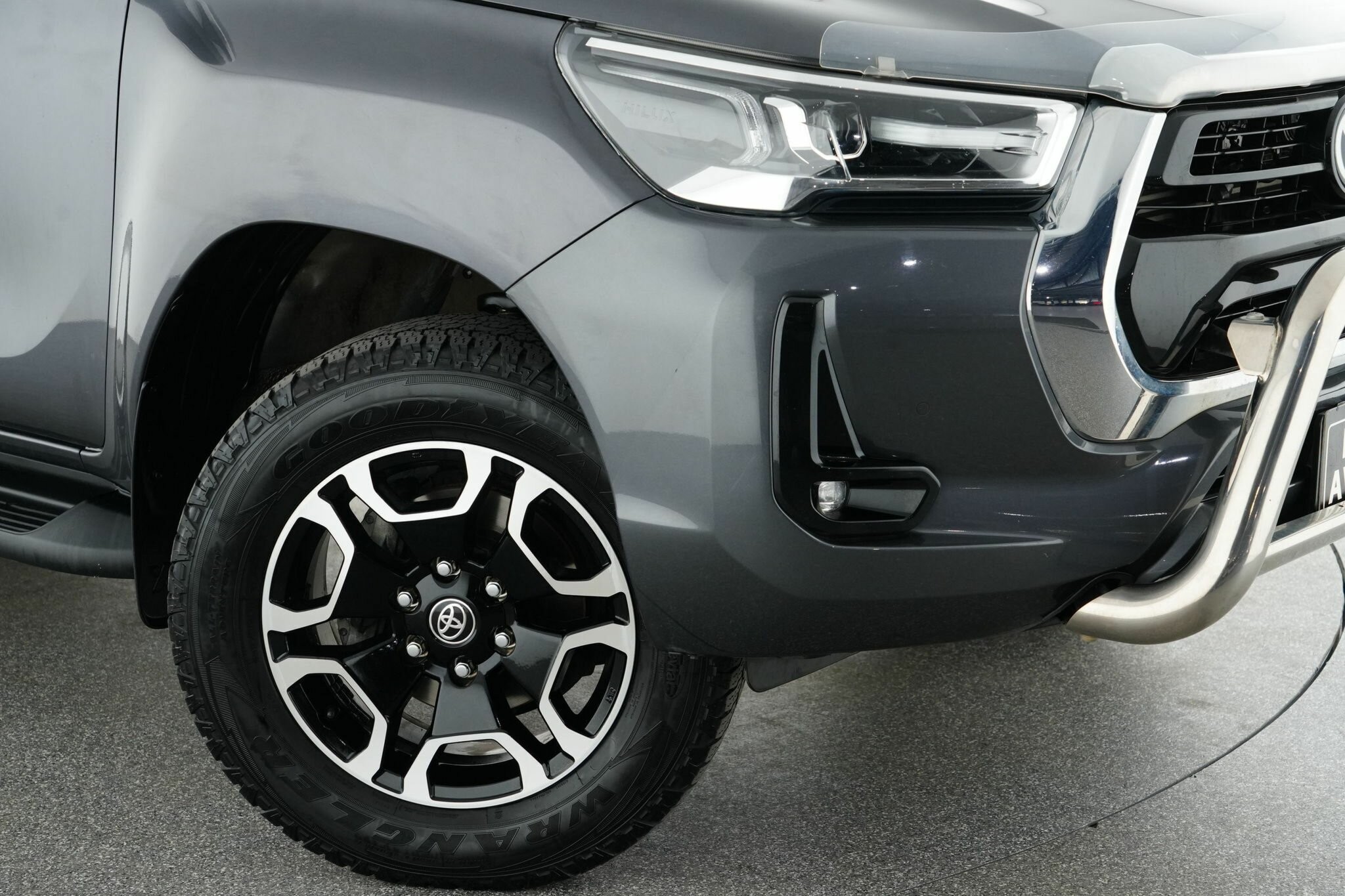 Toyota Hilux image 2