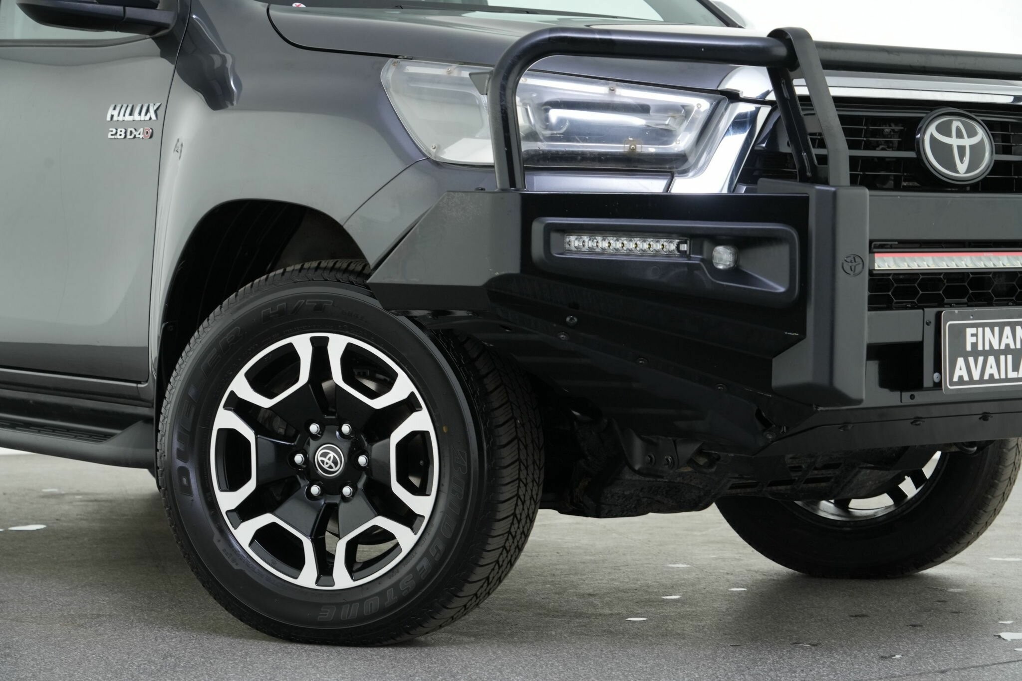 Toyota Hilux image 2