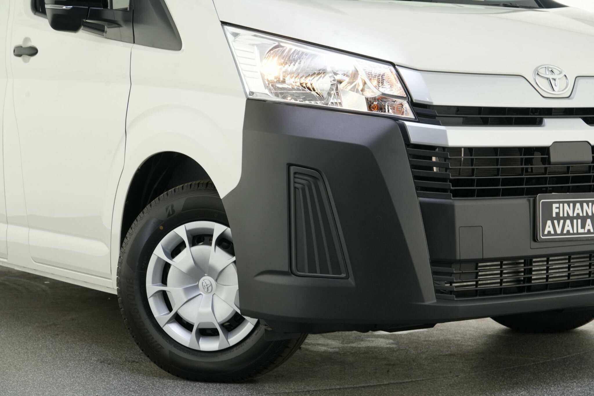 Toyota Hiace image 2